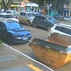 Fotos de Câmera flagra engavetamento com três veículos no centro de Maringá; gestante de sete meses fica ferida