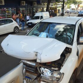 Fotos de Câmera flagra engavetamento com três veículos no centro de Maringá; gestante de sete meses fica ferida