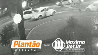 Fotos de Câmera registra acidente envolvendo Fusca e Celta na Zona 8, em Maringá