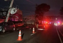Fotos de Caminhão perde controle, derruba poste e causa apagão em região de Maringá