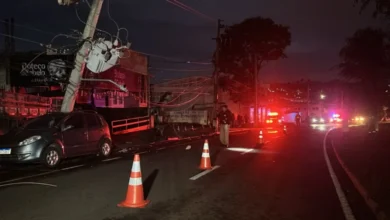 Fotos de Caminhão perde controle, derruba poste e causa apagão em região de Maringá