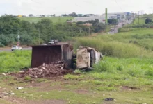 Fotos de Caminhoneiro evita tragédia ao desviar de congestionamento, capota três vezes e fica ferido no Contorno Sul de Maringá