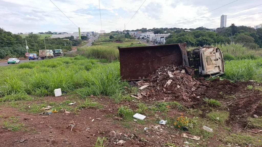 Fotos de Caminhoneiro evita tragédia ao desviar de congestionamento, capota três vezes e fica ferido no Contorno Sul de Maringá