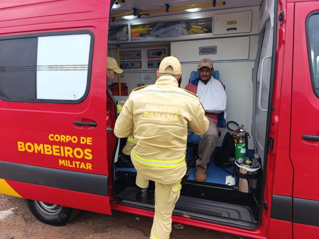 Fotos de Caminhoneiro evita tragédia ao desviar de congestionamento, capota três vezes e fica ferido no Contorno Sul de Maringá