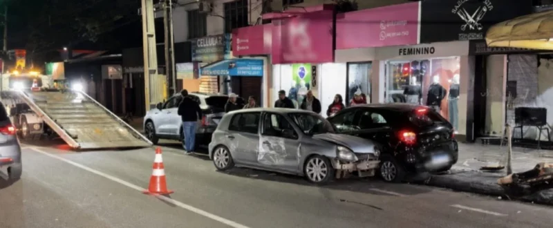 Fotos de Carro bate em ônibus do transporte coletivo, perde controle e atinge veículos estacionados em avenida de Maringá