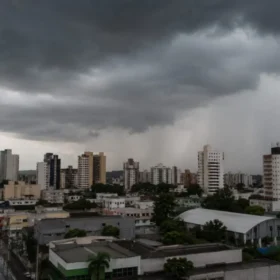 Fotos de Ciclone e frente fria já têm data para chegar e provocam nova virada no tempo no Paraná