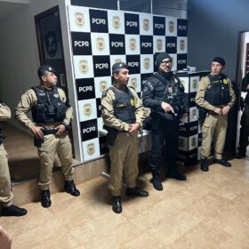 Fotos de DENARC e 32 Batalhao deflagram segunda fase da Operação Dama do Tráfico e prende três pessoas em flagrante