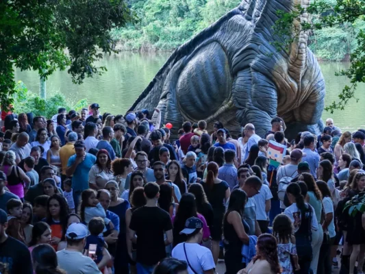 Dinossauros colocam Maringá na rota do turismo e atraem visitantes de outras cidades e estados Foto 1 Fotos de Dinossauros colocam Maringá na rota do turismo e atraem visitantes de outras cidades e estados
