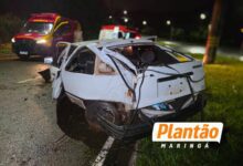 Fotos de Dois ocupantes são arremessados após carro perder o controle e atingir poste em Maringá