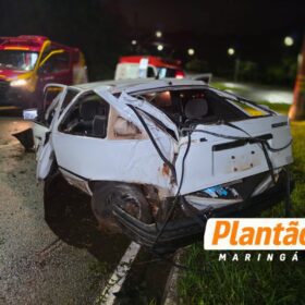 Dois ocupantes são arremessados após carro perder o controle e atingir poste em Maringá Foto 2 Fotos de Dois ocupantes são arremessados após carro perder o controle e atingir poste em Maringá