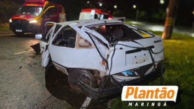 Fotos de Dois ocupantes são arremessados após carro perder o controle e atingir poste em Maringá