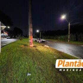 Dois ocupantes são arremessados após carro perder o controle e atingir poste em Maringá Foto 11 Fotos de Dois ocupantes são arremessados após carro perder o controle e atingir poste em Maringá