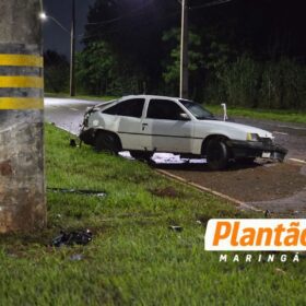 Dois ocupantes são arremessados após carro perder o controle e atingir poste em Maringá Foto 12 Fotos de Dois ocupantes são arremessados após carro perder o controle e atingir poste em Maringá