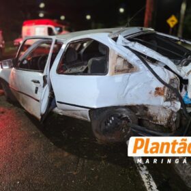 Dois ocupantes são arremessados após carro perder o controle e atingir poste em Maringá Foto 3 Fotos de Dois ocupantes são arremessados após carro perder o controle e atingir poste em Maringá