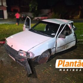 Dois ocupantes são arremessados após carro perder o controle e atingir poste em Maringá Foto 1 Fotos de Dois ocupantes são arremessados após carro perder o controle e atingir poste em Maringá