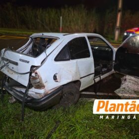 Dois ocupantes são arremessados após carro perder o controle e atingir poste em Maringá Foto 4 Fotos de Dois ocupantes são arremessados após carro perder o controle e atingir poste em Maringá