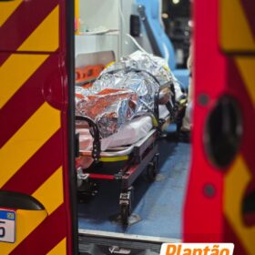 Dois ocupantes são arremessados após carro perder o controle e atingir poste em Maringá Foto 6 Fotos de Dois ocupantes são arremessados após carro perder o controle e atingir poste em Maringá
