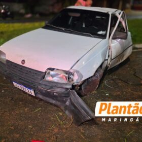 Dois ocupantes são arremessados após carro perder o controle e atingir poste em Maringá Foto 8 Fotos de Dois ocupantes são arremessados após carro perder o controle e atingir poste em Maringá