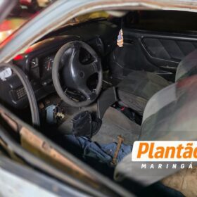 Dois ocupantes são arremessados após carro perder o controle e atingir poste em Maringá Foto 9 Fotos de Dois ocupantes são arremessados após carro perder o controle e atingir poste em Maringá