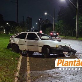 Dois ocupantes são arremessados após carro perder o controle e atingir poste em Maringá Foto 10 Fotos de Dois ocupantes são arremessados após carro perder o controle e atingir poste em Maringá