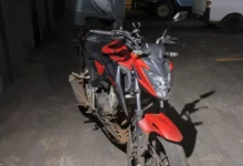 Fotos de Entregadora é derrubada durante assalto em Maringá, e motocicleta roubada é encontrada escondida em Sarandi