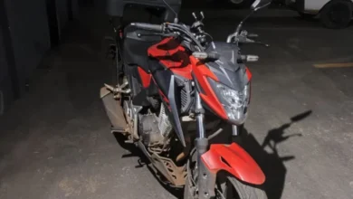Fotos de Entregadora é derrubada durante assalto em Maringá, e motocicleta roubada é encontrada escondida em Sarandi