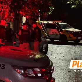 Homem em fuga invade casa onde estavam mãe e criança e morre após troca de tiros com a Rotam de Sarandi Foto 2 Fotos de Homem em fuga invade casa onde estavam mãe e criança e morre após troca de tiros com a Rotam de Sarandi