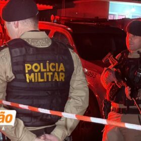 Homem em fuga invade casa onde estavam mãe e criança e morre após troca de tiros com a Rotam de Sarandi Foto 4 Fotos de Homem em fuga invade casa onde estavam mãe e criança e morre após troca de tiros com a Rotam de Sarandi