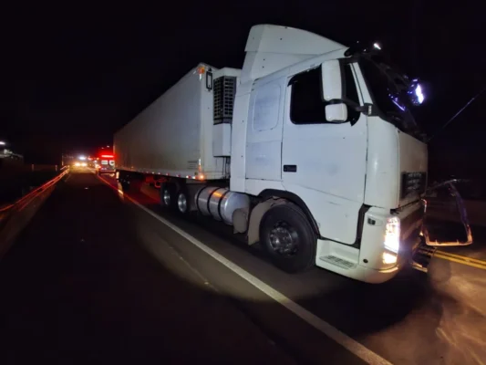 Homem morre atropelado por carreta na PR-323 na região de Maringá Foto 1 Fotos de Homem morre atropelado por carreta na PR-323 na região de Maringá