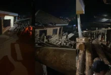 Fotos de Imagens impressionantes mostram caminhão com toras tombando sobre casa no PR;