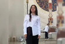Fotos de Jovem de 18 anos, moradora da região, volta a ser internada na UTI e família pede orações