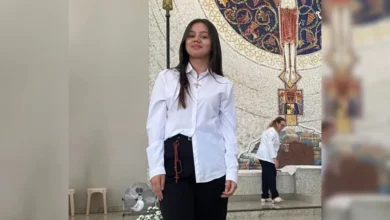 Fotos de Jovem de 18 anos, moradora da região, volta a ser internada na UTI e família pede orações