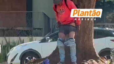 Fotos de Morador em situação de rua é flagrado fazendo necessidades fisiológicas em via pública ao lado do Parque do Ingá