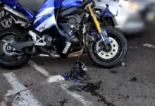 Fotos de Moto de alta cilindrada fica destruída após colisão com carro em cruzamento de Maringá; jovem de 18 anos é socorrido em estado grave