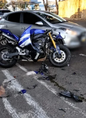 Moto de alta cilindrada fica destruída após colisão com carro em cruzamento de Maringá; jovem de 18 anos é socorrido em estado grave Foto 1 Fotos de Moto de alta cilindrada fica destruída após colisão com carro em cruzamento de Maringá; jovem de 18 anos é socorrido em estado grave