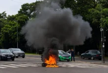 Fotos de Moto pega fogo após grave acidente com carro em cruzamento movimentado de Maringá; veja vídeo