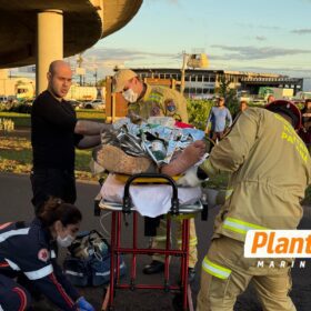 Motociclista bate na traseira de carro, é atropelado por outro veículo e socorrido em estado gravíssimo em Maringá Foto 3 Fotos de Motociclista bate na traseira de carro, é atropelado por outro veículo e socorrido em estado gravíssimo em Maringá