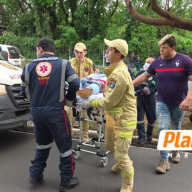 Motociclista sofre ferimentos gravíssimos após perder controle e colidir contra árvore em Maringá Foto 8 Fotos de Motociclista sofre ferimentos gravíssimos após perder controle e colidir contra árvore em Maringá