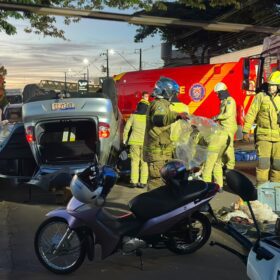 Motorista atinge três veículos estacionados e capota carro em cruzamento de Sarandi Foto 3 Fotos de Motorista atinge três veículos estacionados e capota carro em cruzamento de Sarandi