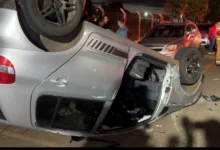 Fotos de Motorista atinge três veículos estacionados e capota carro em cruzamento de Sarandi