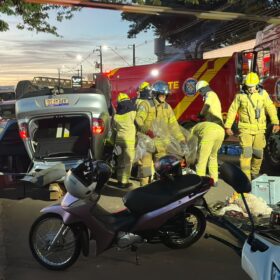 Motorista atinge três veículos estacionados e capota carro em cruzamento de Sarandi Foto 2 Fotos de Motorista atinge três veículos estacionados e capota carro em cruzamento de Sarandi
