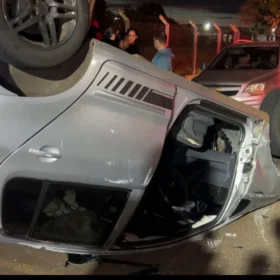 Motorista atinge três veículos estacionados e capota carro em cruzamento de Sarandi Foto 1 Fotos de Motorista atinge três veículos estacionados e capota carro em cruzamento de Sarandi