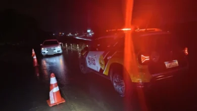 Fotos de Motorista com sinais de embriaguez bate em viatura da Polícia Rodoviária na PR-323 e acaba preso em Maringá