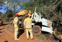 Fotos de Motorista é encaminhado em estado grave ao HU de Maringá após caminhão com máquina agrícola sair da pista na região