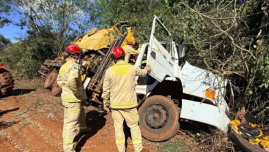 Fotos de Motorista é encaminhado em estado grave ao HU de Maringá após caminhão com máquina agrícola sair da pista na região