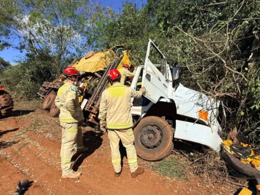 Motorista é encaminhado em estado grave ao HU de Maringá após caminhão com máquina agrícola sair da pista na região Foto 1 Fotos de Motorista é encaminhado em estado grave ao HU de Maringá após caminhão com máquina agrícola sair da pista na região