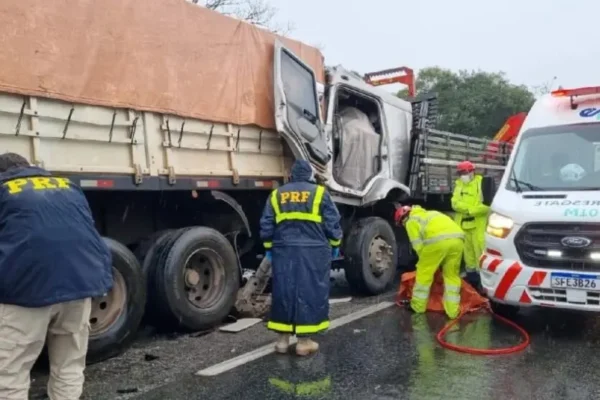 Pai vê filho morrer e fica em estado de choque após caminhão bater em bitrem no Paraná Foto 1 Fotos de Pai vê filho morrer e fica em estado de choque após caminhão bater em bitrem no Paraná