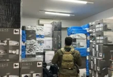 Fotos de Polícia Federal apreende mais de 200 eletrônicos importados com suspeita irregularidade em escritório de advocacia em Maringá