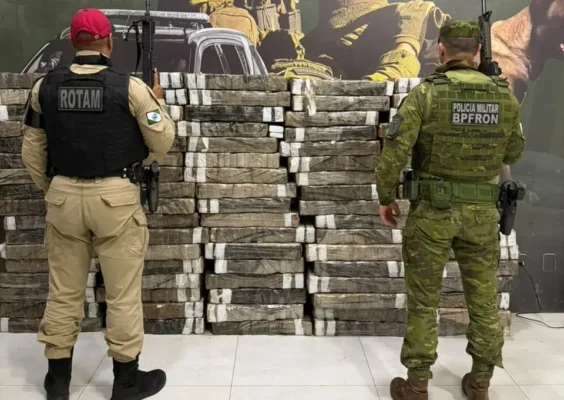 Polícia Rodoviária estadual apreende uma tonelada de maconha em esconderijo na região de Maringá Foto 1 Fotos de Polícia Rodoviária estadual apreende uma tonelada de maconha em esconderijo na região de Maringá