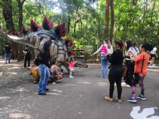 Prefeitura do Município de Maringá - Exposição ‘Jurássico Condor’ atrai mais de 6 mil visitantes ao Parque do Ingá em um único dia e triplica público esperado Foto 1 Fotos de Prefeitura do Município de Maringá - Exposição ‘Jurássico Condor’ atrai mais de 6 mil visitantes ao Parque do Ingá em um único dia e triplica público esperado